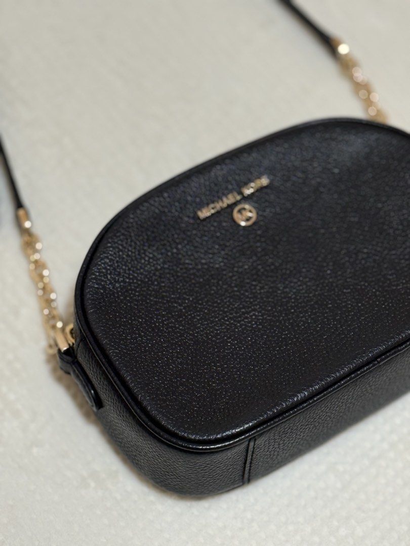 Michael Kors Jet Set Charm Camera Bag, Black (Category: Cross-body Bags) located in Muntinlupa City. Submitted by preloved_bymissm (Listing ID 1467485863, Image 3). Description: Authentic Michael Kors Jet Set Charm Camera Bag in Black. Features premium pebbled leather, gold hardware, and chain-link strap details. Compact, stylish, and perfect for daily use..