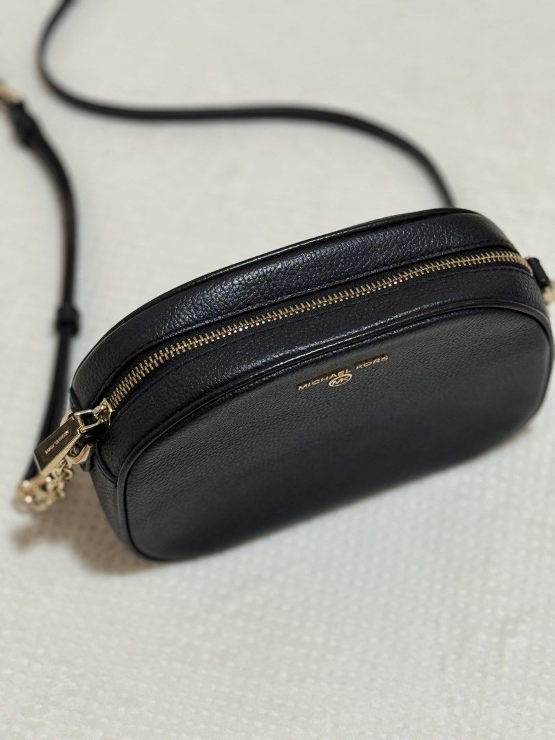 Michael Kors Jet Set Charm Camera Bag, Black (Category: Cross-body Bags) located in Muntinlupa City. Submitted by preloved_bymissm (Listing ID 1467485863, Image 1). Description: Authentic Michael Kors Jet Set Charm Camera Bag in Black. Features premium pebbled leather, gold hardware, and chain-link strap details. Compact, stylish, and perfect for daily use..