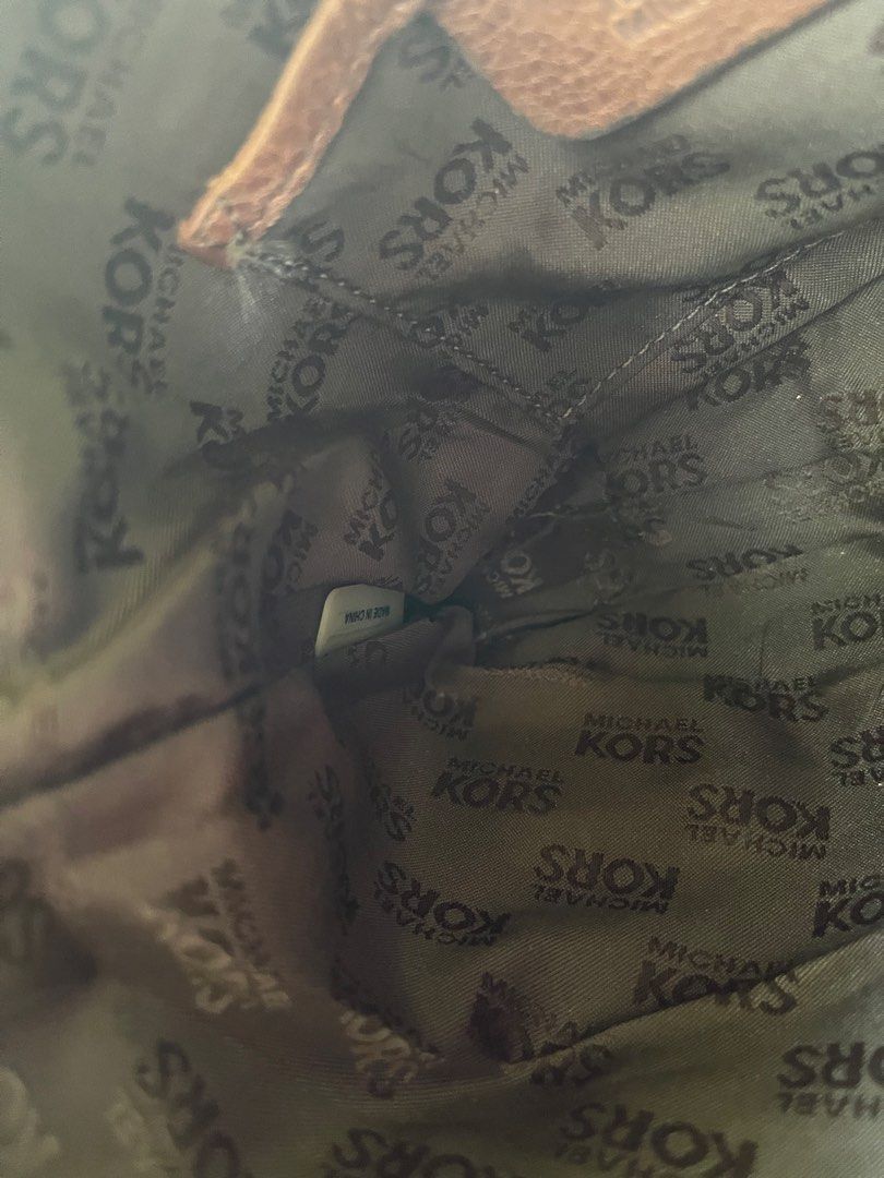 Michael kors kili bag (Category: Shoulder Bags) located in Oroquieta. Submitted by mightyfalcon.f3b3e6 (Listing ID 1467504525, Image 3). Description: small,fits long wallet and cp rare material (leather and fur combination).