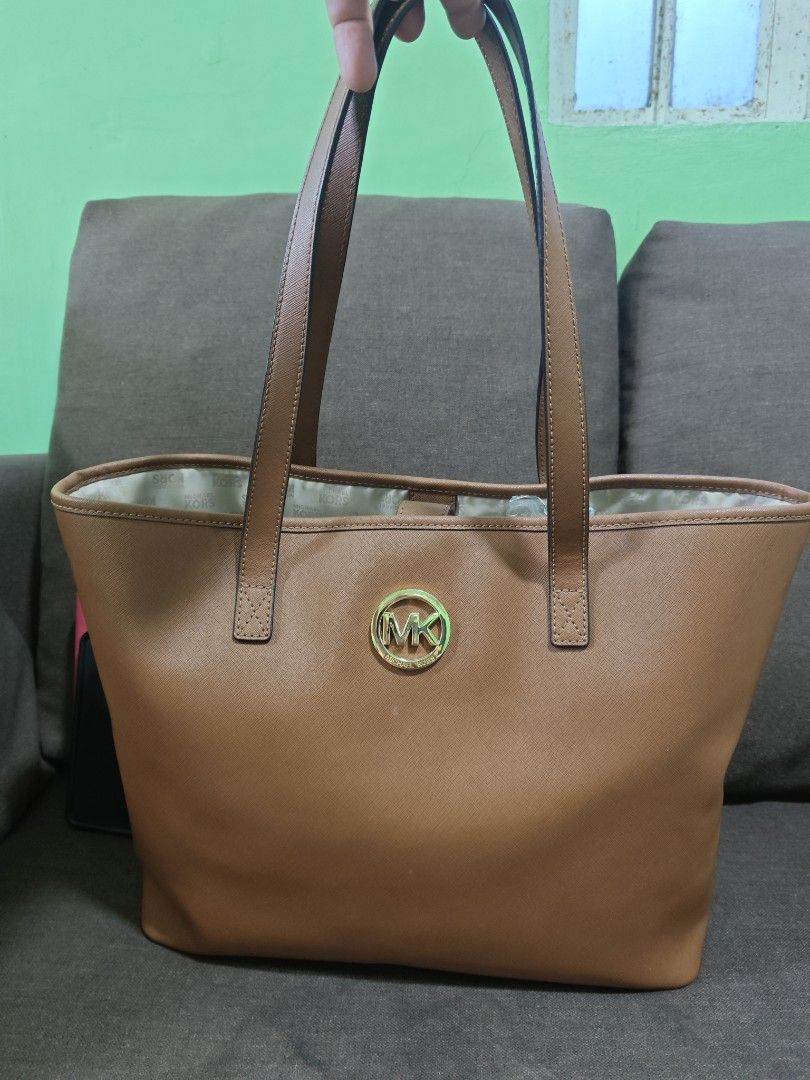 Michael Kors large tote bag (Category: Tote Bags) located in Pili. Submitted by zaneombao03491 (Listing ID 1467371480, Image 1). Description: .