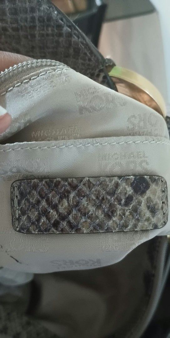 Michael Kors Snakeskin Pattern Shoulder Bag with Gold Hardware (Category: Luxury Bags & Wallets) located in Manila. Submitted by maria121194 (Listing ID 1467474118, Image 2). Description: - Brand: Michael Kors - Design: Grey and white snakeskin print with signature MK logo ring - Interior: Light beige logo jacquard lining with embossed leather brand patch - Straps: Dual shoulder straps for comfortable carrying - Capacity: Spacious main compartmen