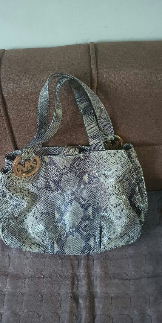 Michael Kors Snakeskin Pattern Shoulder Bag with Gold Hardware (Category: Luxury Bags & Wallets) located in Manila. Submitted by maria121194 (Listing ID 1467474118, Image 1). Description: - Brand: Michael Kors - Design: Grey and white snakeskin print with signature MK logo ring - Interior: Light beige logo jacquard lining with embossed leather brand patch - Straps: Dual shoulder straps for comfortable carrying - Capacity: Spacious main compartmen