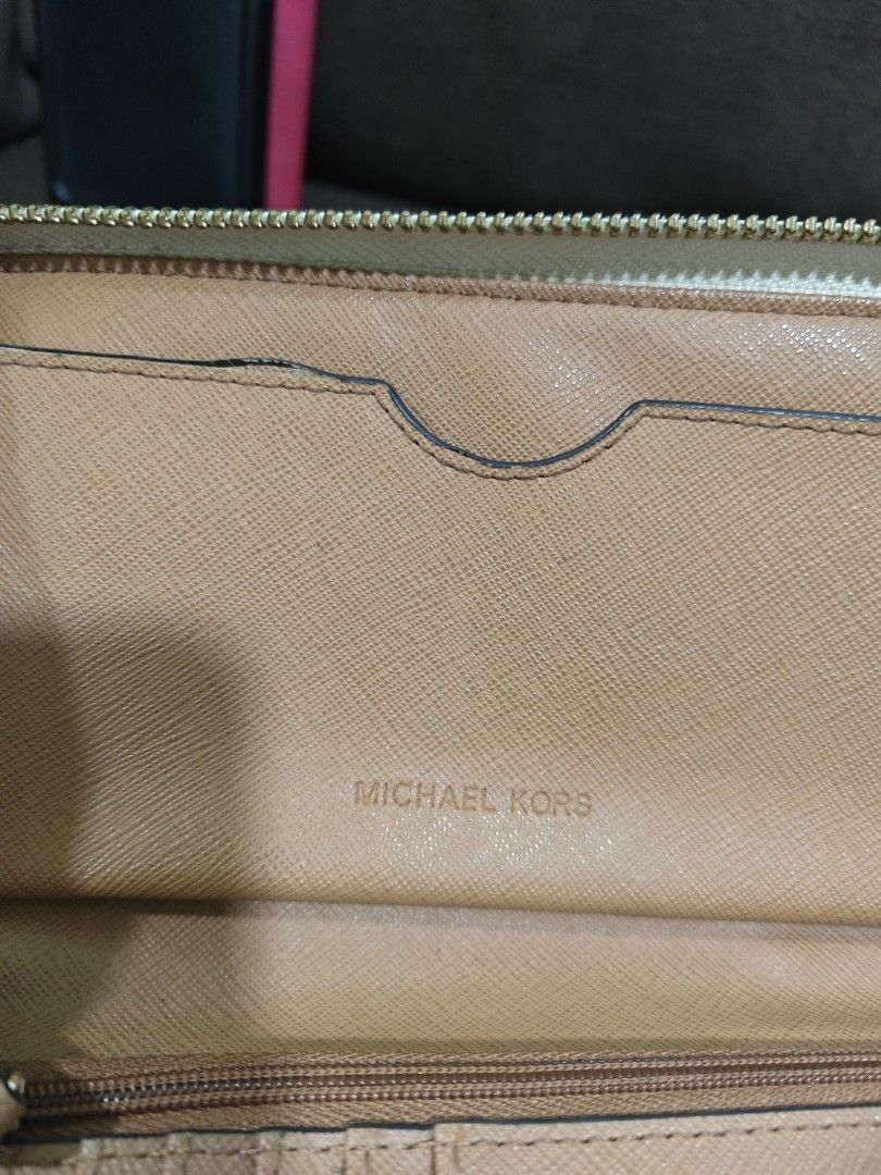 Michael Kors wallet/wristlet (Category: Wallets & Card holders) located in Pili. Submitted by zaneombao03491 (Listing ID 1467372711, Image 3). Description: .
