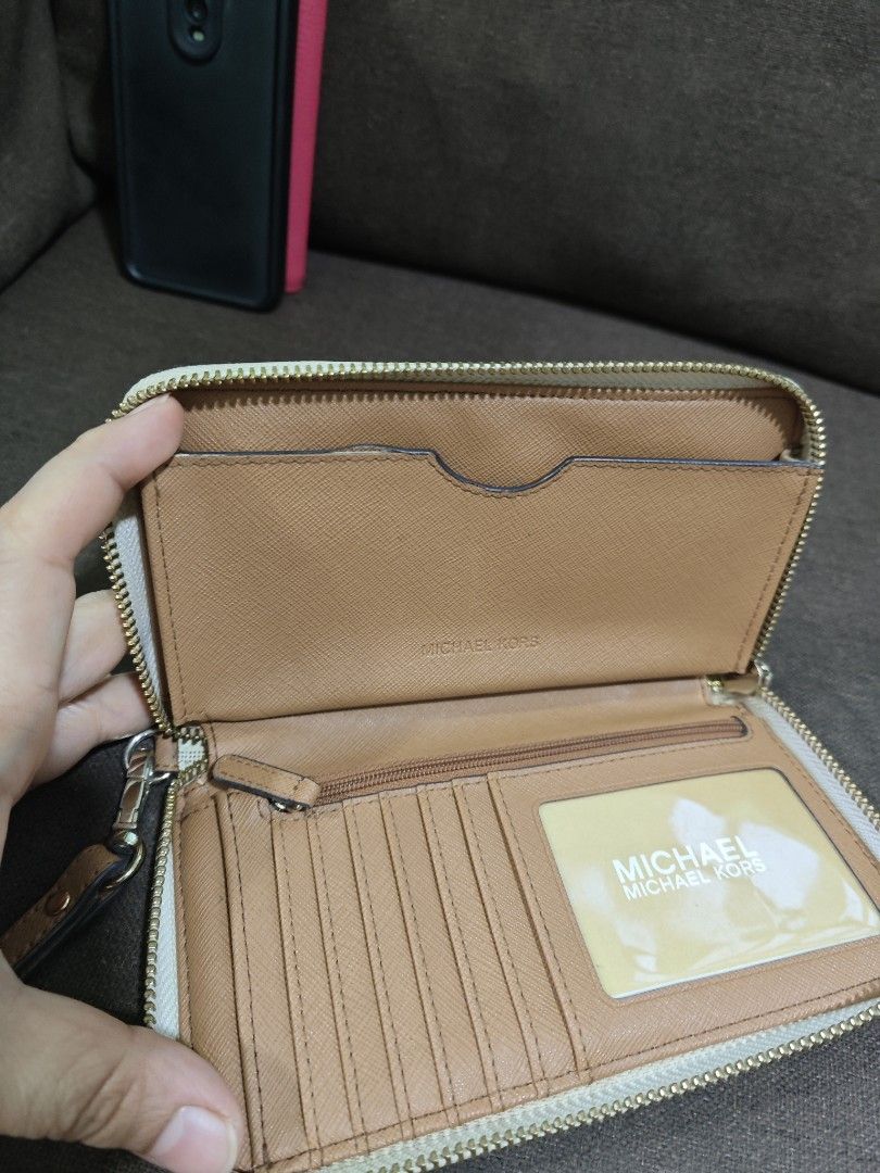Michael Kors wallet/wristlet (Category: Wallets & Card holders) located in Pili. Submitted by zaneombao03491 (Listing ID 1467372711, Image 2). Description: .
