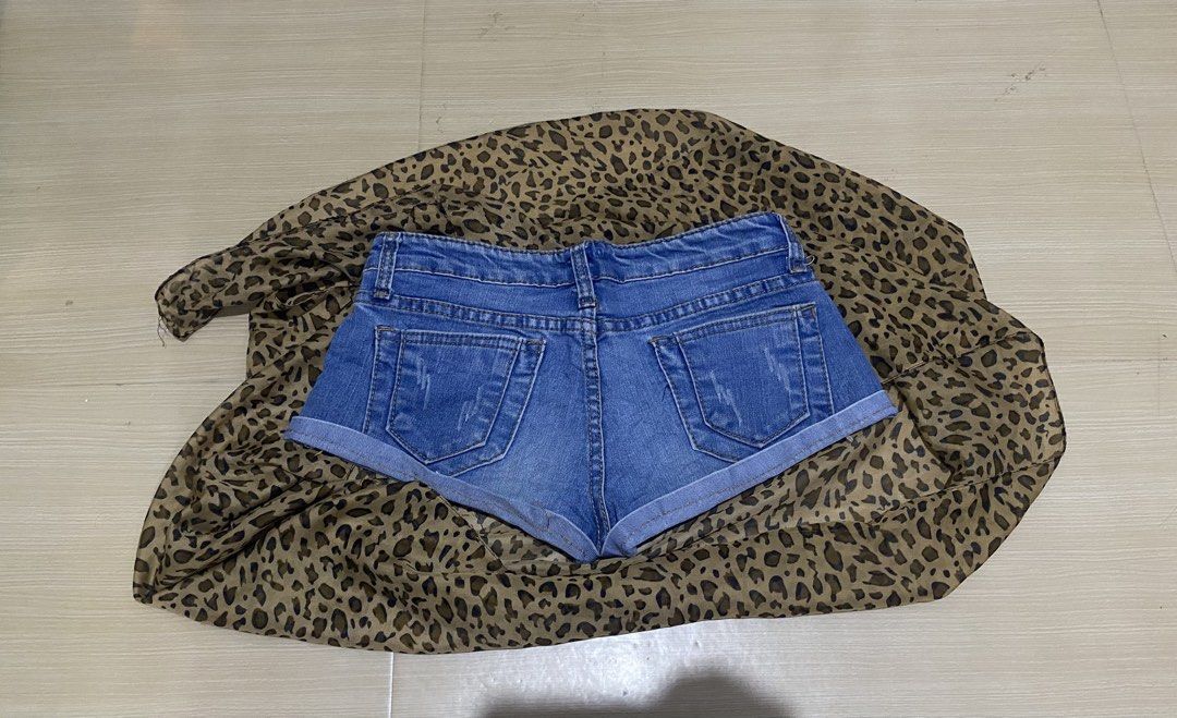 micro fold short (Category: Shorts) located in Manila. Submitted by lavernsloop (Listing ID 1467524722, Image 2). Description: size 27 | low hard denim | lenght 7 📩DM FOR MORE DEETS.