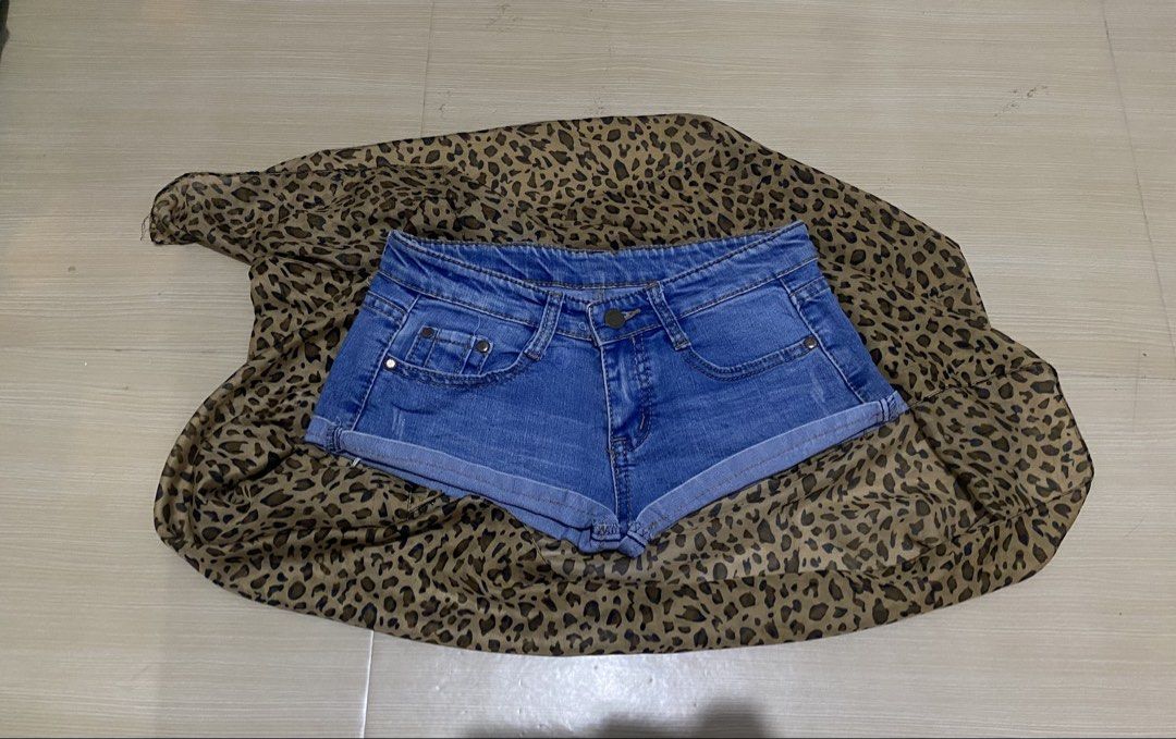 micro fold short (Category: Shorts) located in Manila. Submitted by lavernsloop (Listing ID 1467524722, Image 1). Description: size 27 | low hard denim | lenght 7 📩DM FOR MORE DEETS.
