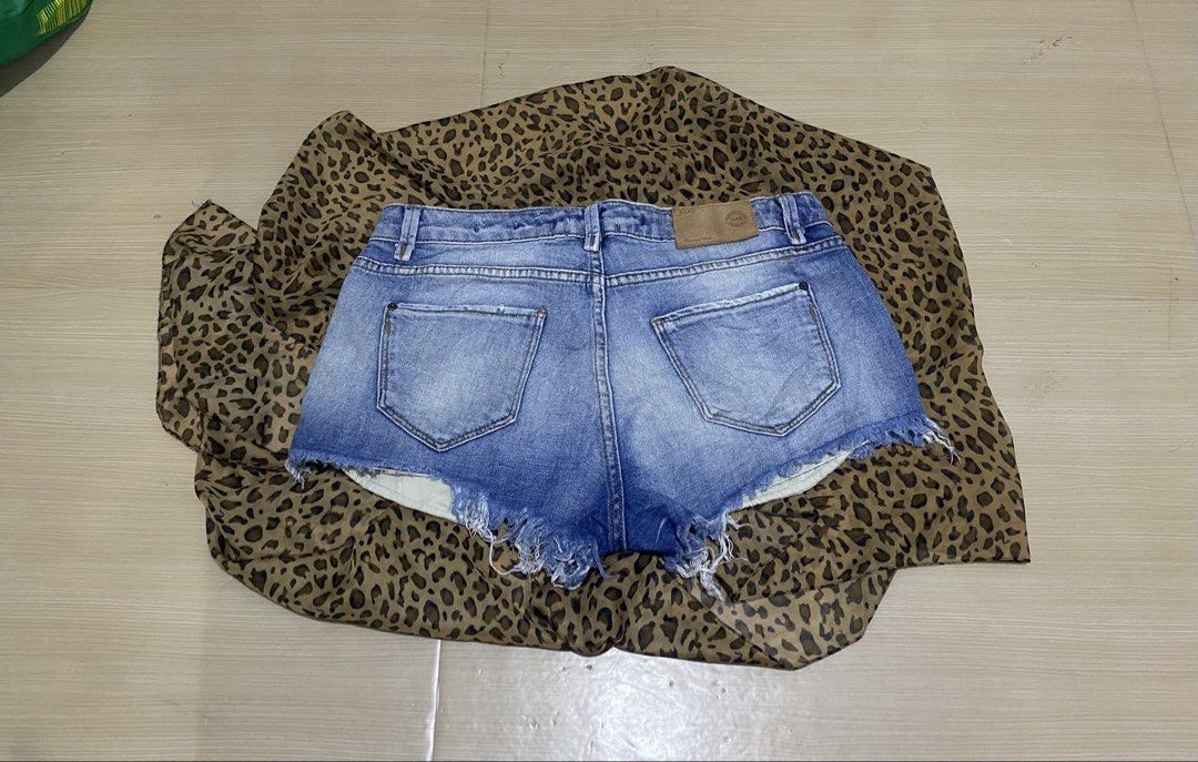 ZARA medium-wash distressed blue denim cutoff shorts (Category: Shorts) located in Manila. Submitted by lavernsloop (Listing ID 1467524359, Image 2). Description: size 29 | mid denim tattered | lenght 9 📩DM FOR MORE DEETS.
