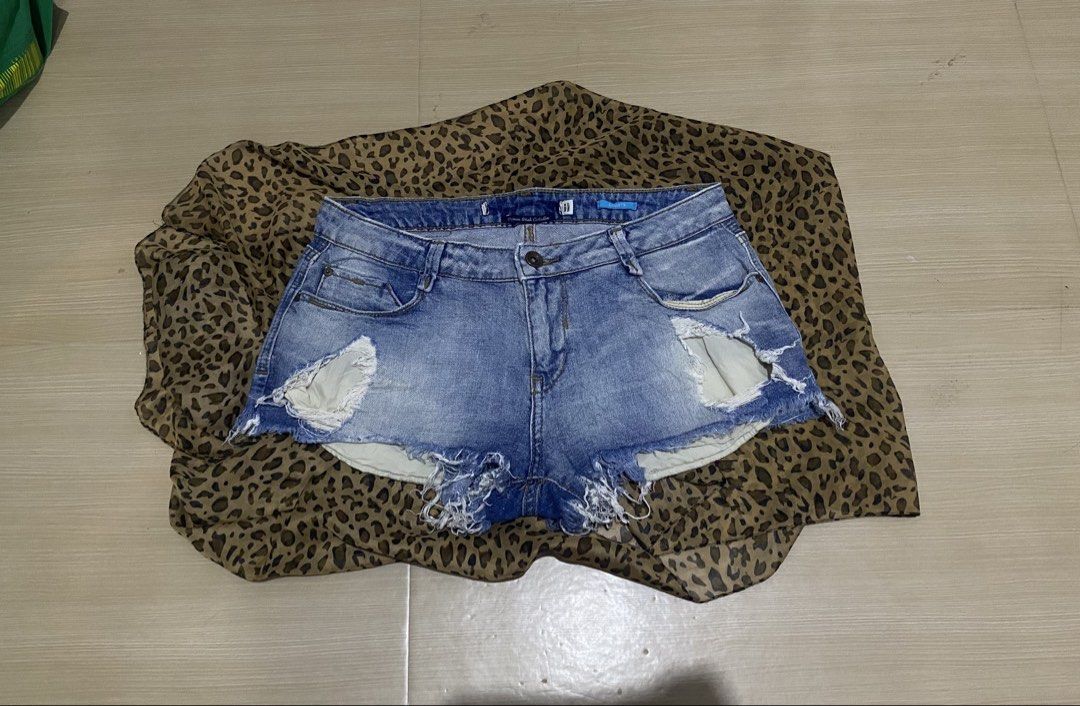 ZARA medium-wash distressed blue denim cutoff shorts (Category: Shorts) located in Manila. Submitted by lavernsloop (Listing ID 1467524359, Image 1). Description: size 29 | mid denim tattered | lenght 9 📩DM FOR MORE DEETS.