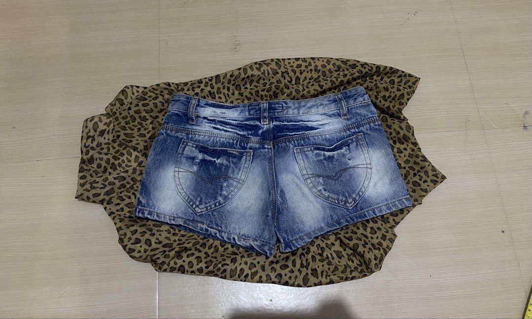 micro vintage denim short (Category: Shorts) located in Manila. Submitted by lavernsloop (Listing ID 1467520647, Image 2). Description: size 29 | low hard denim | lenght 10 📩DM FOR MORE DEETS.