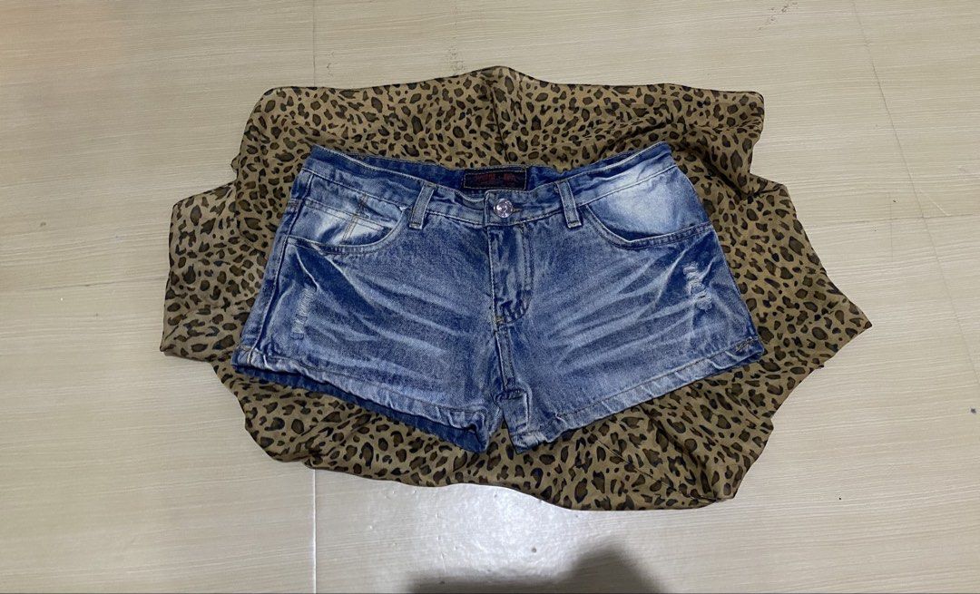 micro vintage denim short (Category: Shorts) located in Manila. Submitted by lavernsloop (Listing ID 1467520647, Image 1). Description: size 29 | low hard denim | lenght 10 📩DM FOR MORE DEETS.