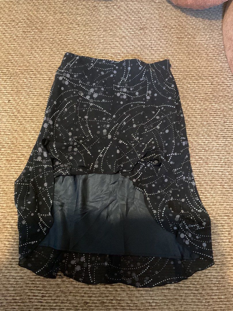 Midi Vintage Boho Skirt (Category: Skirts) located in Tuguegarao City. Submitted by rewear_files (Listing ID 1467435531, Image 2). Description: -Size: 27 in (not stretchable) -Length: 26.5 in -No ww photo, but you can request for more pics of the item. -Mode of payment: Gcash .