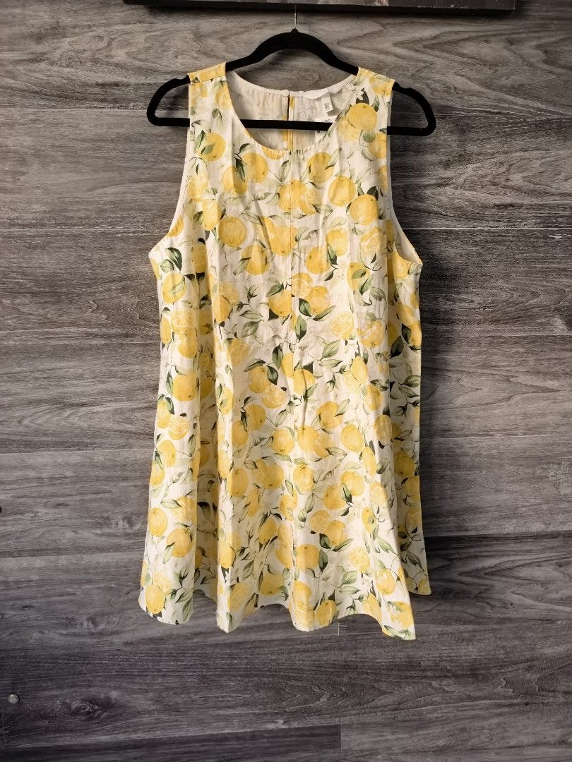 Mini dress (Category: Dresses) located in Paranaque City. Submitted by 28th_prelove (Listing ID 1467417605, Image 1). Description: Floral mini summer dress.