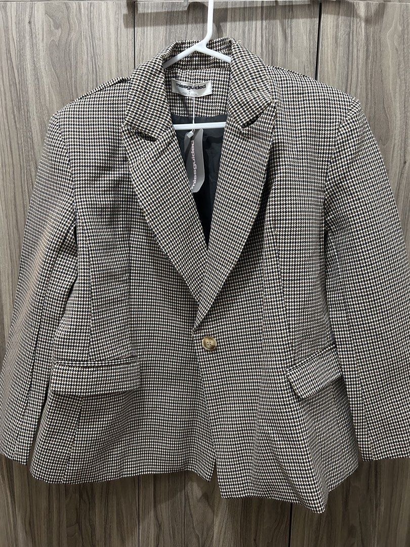 Missguided Blazer Jacket (Category: Coats, Jackets and Outerwear) located in Quezon City. Submitted by weyheyvann (Listing ID 1467531148, Image 1). Description: - Brand: Missguided - Pattern: Brown and white houndstooth - Condition: Brand new - Features: Classic lapel collar, single button closure, two front flap pockets, structured shoulders - Best fits Med to Large (oversized) - Style: Great for office wear or layering during cooler weather.