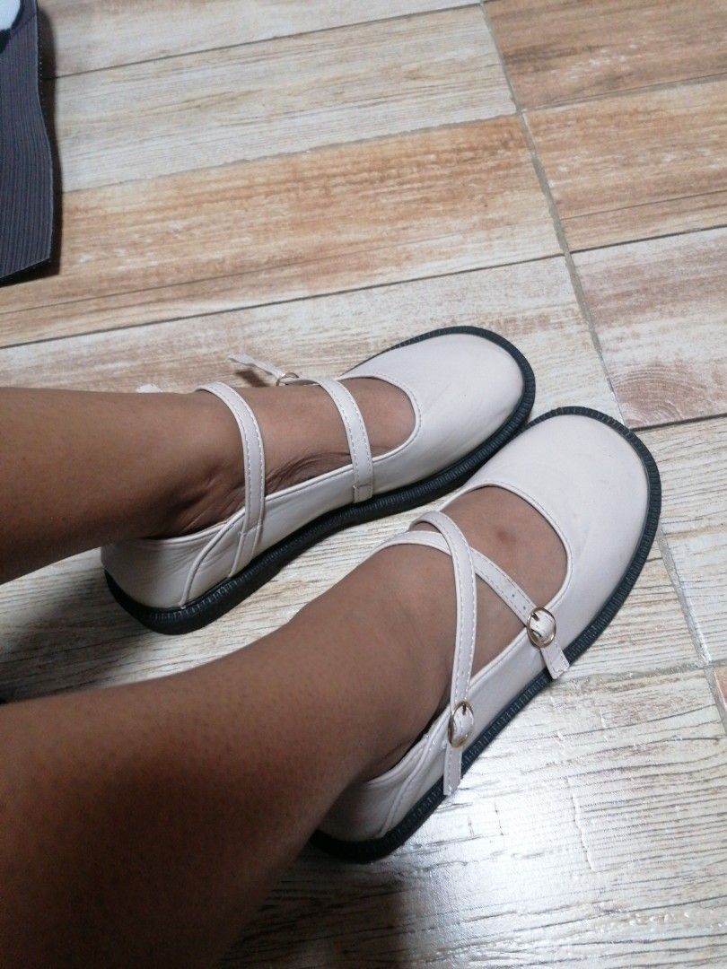 MaryJane inspired shoes (Category: Loafers) located in Quezon City. Submitted by kunganolangshopph (Listing ID 1467382203, Image 3). Description: - Good as new - No box / brand - can be worn with criscross straps, pwede ding hindi if bet. - size 36 Decluterring Loc: Commonwealth, Q.C Gcash payment Lalamove.