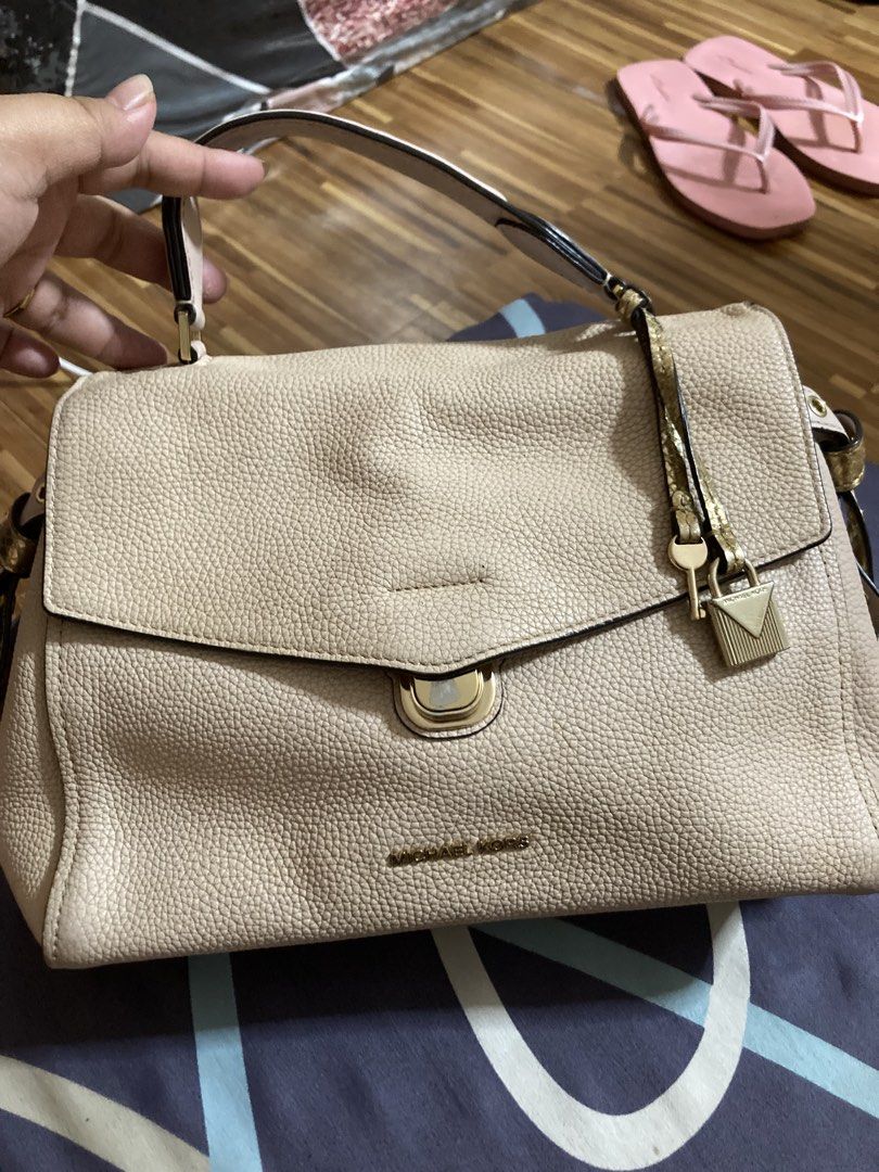 MK Bristol Medium Leather Satchel (Category: Luxury Bags & Wallets) located in Cavite. Submitted by abengjoy30 (Listing ID 1467491524, Image 2). Description: .