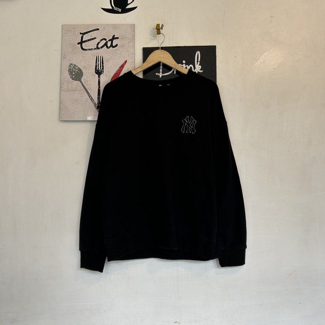 MLB New York Yankees Black Sweatshirt (Category: Coats, Jackets and Outerwear) located in Manila. Submitted by jakes_thrift_shop (Listing ID 1467510158, Image 2). Description: - Authentic MLB New York Yankees black sweatshirt (2021 merchandise) - Subtle small embroidered NY logo on the left chest - Eye-catching massive NY logo print on the back with an all-over monogram pattern - Comfortable ribbed collar, cuffs, and hem for a great fit - Detaile
