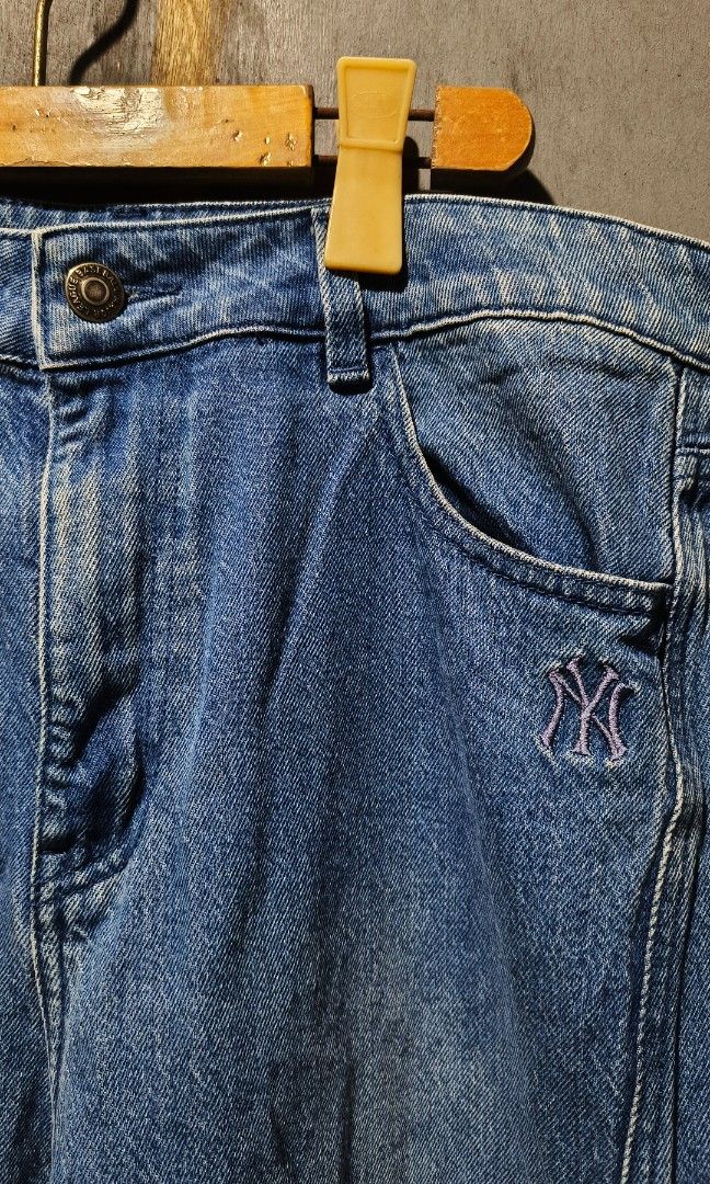 MLB NY YANKEES BAGGY PANTS (Category: Jeans) located in Makati City. Submitted by updownthrift (Listing ID 1467570830, Image 2). Description: NO ISSUE.