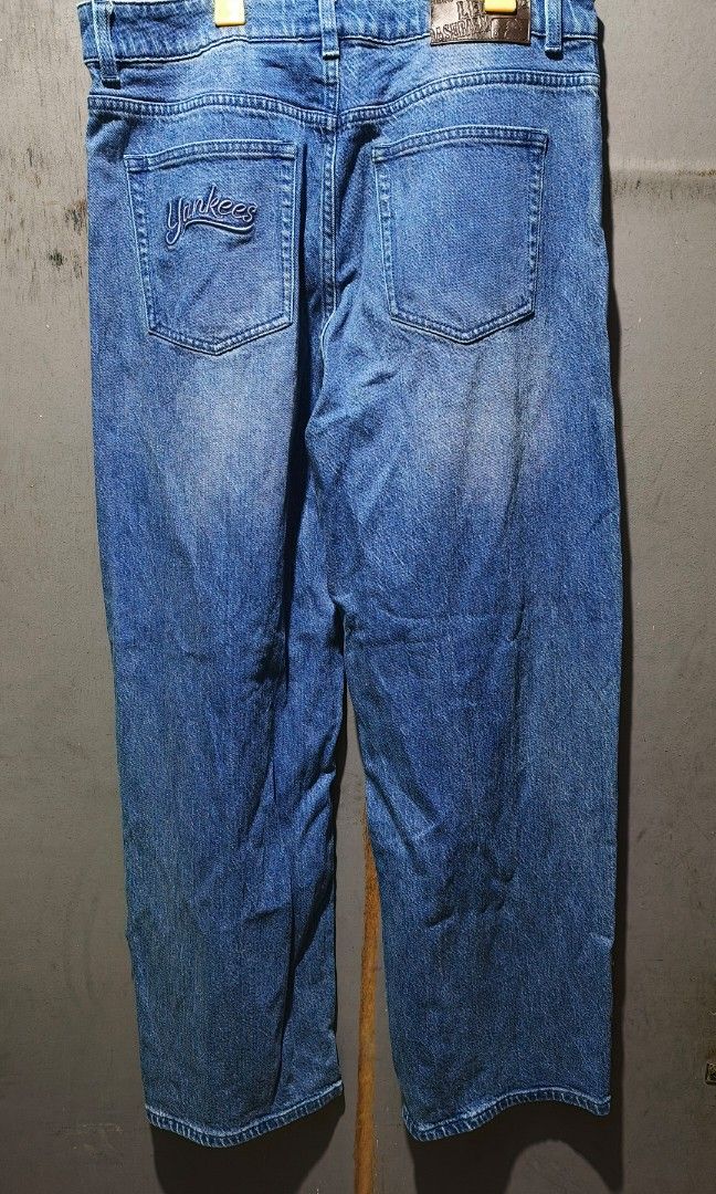 MLB NY YANKEES BAGGY PANTS (Category: Jeans) located in Makati City. Submitted by updownthrift (Listing ID 1467570830, Image 3). Description: NO ISSUE.