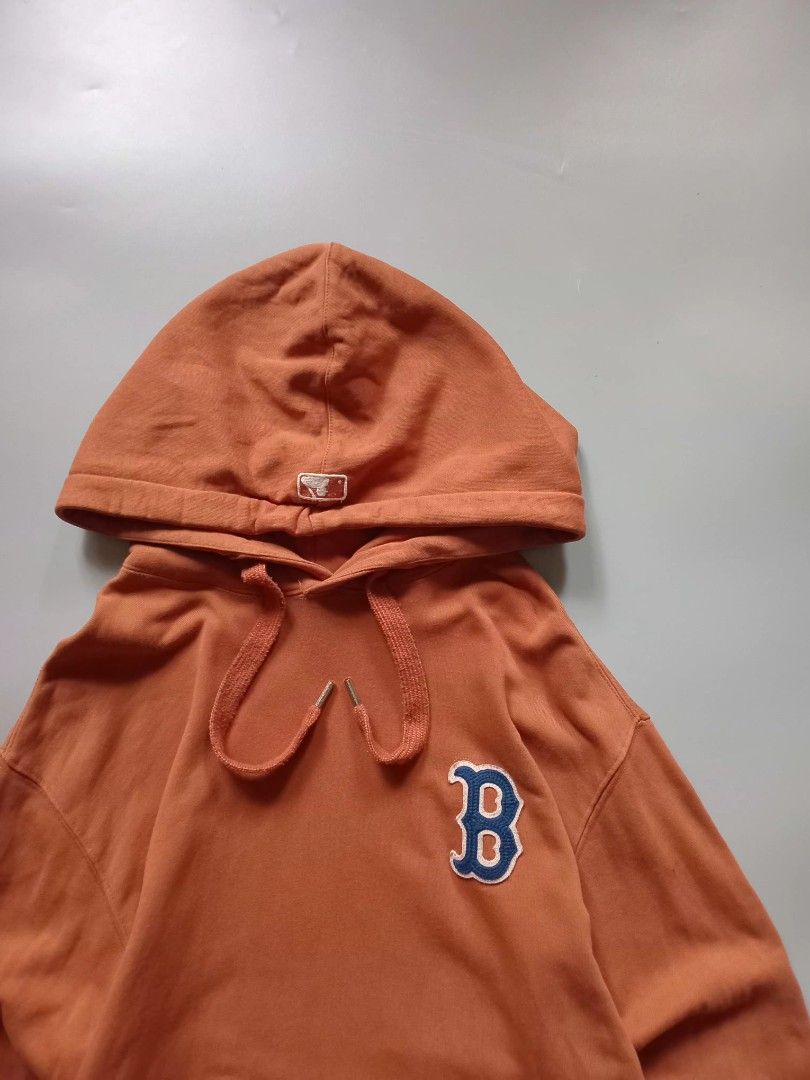 mlb red sox hoodie (Category: Hoodies) located in San Isidro. Submitted by lagloots (Listing ID 1467377326, Image 3). Description: mlb red sox hoodie embossed b logo heavy cotton huge hood fits large 📌model's reference: 5'7, 45kg DIMES (IN INCHES) LENGTH: 28 / WIDTH: 23 CONDITION: 9/10 [] COLOR RATE: 9/10 ISSUE: cut tags.
