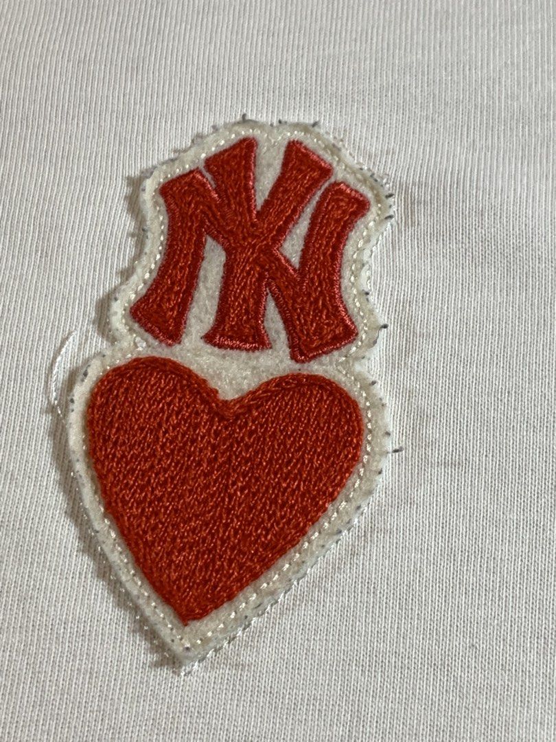 MLB White T-shirt (Category: Activewear) located in Don Carlos. Submitted by buddysemaj (Listing ID 1467448095, Image 2). Description: .