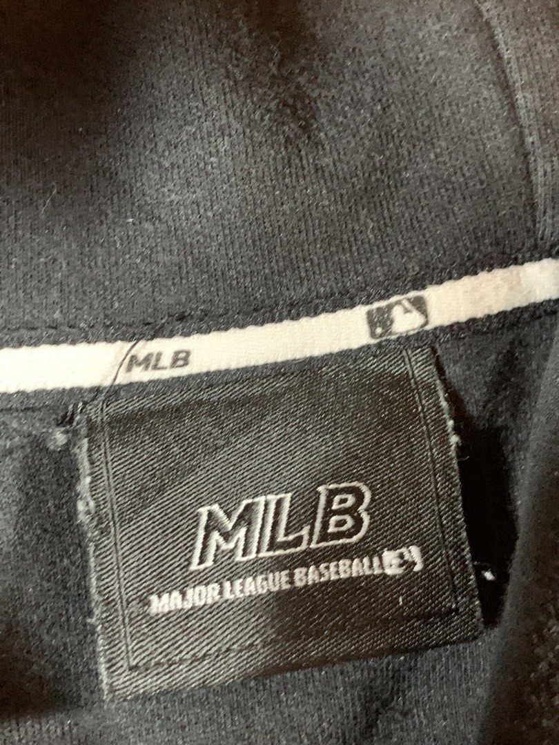 MLB Yankees black hoodie jacket (Category: Activewear) located in Don Carlos. Submitted by buddysemaj (Listing ID 1467491776, Image 3). Description: .