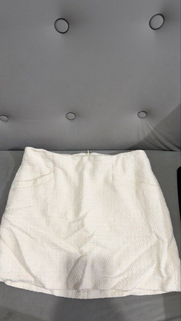 MNG White Tweed Skirt Size M (Category: Skirts) located in Quezon City. Submitted by dalynsantos (Listing ID 1467370482, Image 1). Description: - Brand/Style: Mango white tweed skirt - Fabric: Structured tweed with a smooth interior lining - Closure: Hidden zipper at the back.