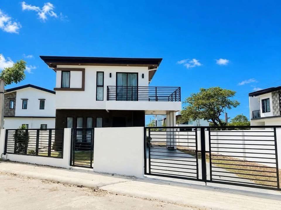 Modern Two-Story House with Balcony (Category: House & Lot) located in Manila. Submitted by ayaine.09 (Listing ID 1467590864, Image 1). Description: 🏡✨ Experience Modern Elegance with the Ivanna House Unit! Discover your dream home at Grand Victoria Estates, Cabanatuan City—where spacious living, modern design, and family comfort come together. ❤️ Designed for families who dream of a beautiful and comfortable home, the Ivanna House Unit offers t