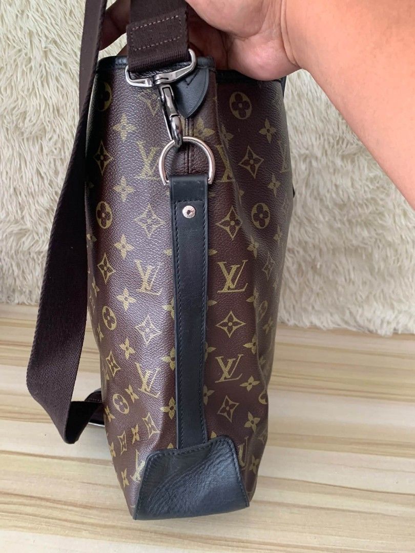 Monogram (Category: Tote Bags) located in Cavite. Submitted by rsfleur (Listing ID 1467459519, Image 3). Description: Restock ‼️ Trunk Aluminium.