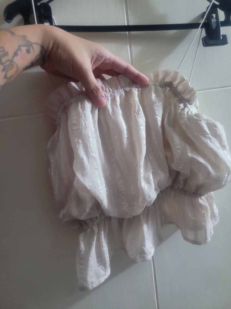 CUTE Moon River Top (Category: Blouses) located in Los Banos. Submitted by lopecruz (Listing ID 1467465367, Image 2). Description: armpit :18 " length :9 " like new, no flaws S-M.