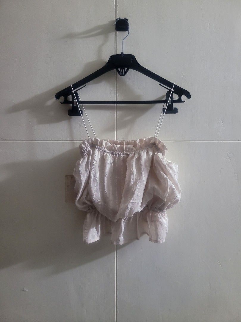 CUTE Moon River Top (Category: Blouses) located in Los Banos. Submitted by lopecruz (Listing ID 1467465367, Image 1). Description: armpit :18 " length :9 " like new, no flaws S-M.