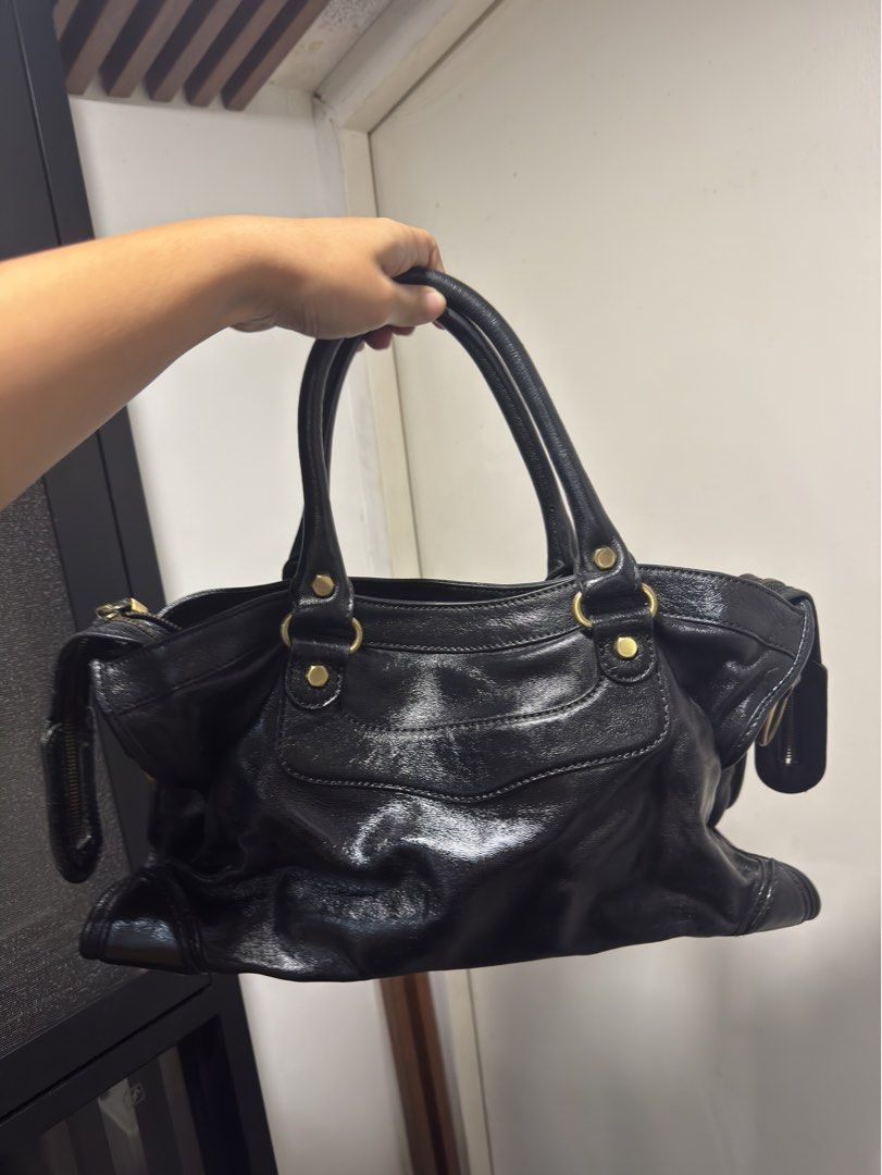 Morgan Shoulder Bag (Category: Shoulder Bags) located in Paranaque City. Submitted by celinegab (Listing ID 1467515100, Image 2). Description: .