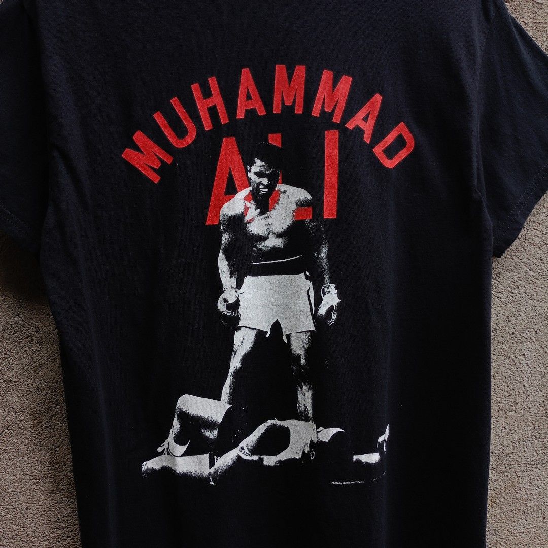 MUHAMMAD ALI BLACK TEE (Category: Tshirts & Polo Shirts ) located in Koronadal. Submitted by thriflex.29 (Listing ID 1467477045, Image 2). Description: MUHAMMAD ALI Size: Small To Medium Measurements: Width 20 Length 28 Condition: 9/10 - Excellent Colorate: 9.3/10 No Issue Mine: 350.