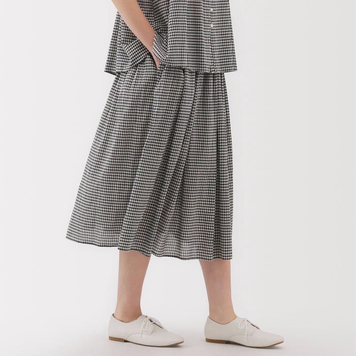 Muji Gingham Check Midi Skirt Size XL (Category: Skirts) located in Manila. Submitted by mimi23wtb (Listing ID 1467375461, Image 2). Description: - Brand: Muji Japan (Directly imported) - Condition: Brand new / Unused - Size: XL with comfortable elastic waistband - Style: Black and white gingham check, flared fit, midi length - Fabric: Lightweight pleated material - Versatility: Easy to pair with basic tops and flats.