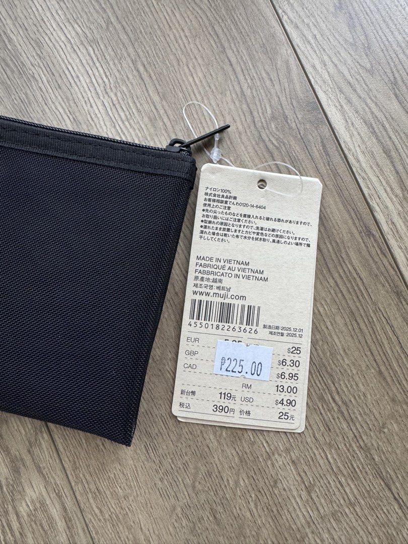 MUJI Nylon Mesh Pen Case with Pocket Black (Category: Stationery & School Supplies) located in Davao. Submitted by Tineeee. (Listing ID 1467371964, Image 2). Description: - Brand: MUJI - Material: Durable black nylon mesh - Condition: Brand new with original store tags - Features: Secure zip closure and convenient built-in pocket - Size: Approximately 17 cm - Perfect for: Organizing stationery, pens, or small everyday accessories.
