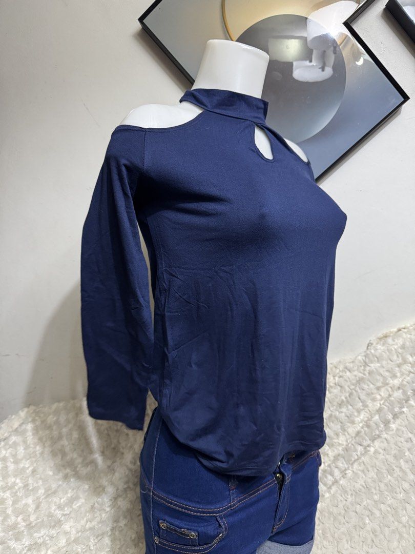 Navy Blue Cold Shoulder Long Sleeve Mock Neck Top (Category: Longsleeves) located in Marikina City. Submitted by lorradel (Listing ID 1467503619, Image 2). Description: - fits S-M - Color: Dark blue - Design: Cold shoulder cutouts with mock neck and front keyhole - Fit: Soft, stretchy fabric that hugs the body - Styling: Easily pairs with high-waisted jeans or shorts - MAY HAVE some washable stains (hindi maiiwasan) needs washing; had been stored
