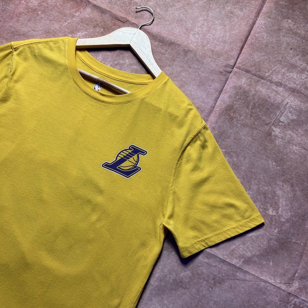 NBA LAKERS “LEBRON LA GRAPHIC TEE” (Category: Activewear) located in Dasmarinas. Submitted by 2slickdeals_ (Listing ID 1467409746, Image 2). Description: SIZE MEDIUM 20 WIDTH 29 LENGTH VERY GOOD CONDITION ISSUE: 2 PIN HOLES, MINOR LINT COLOR RATE: 9.5 / 10 J&T / LALAMOVE / MEET UPS!.