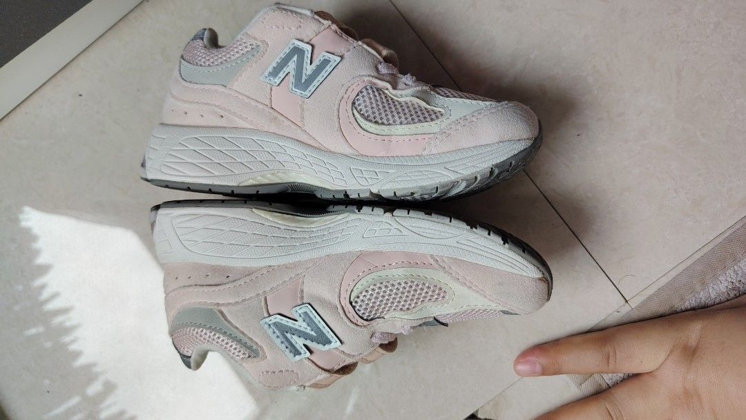 New Balance 2002R Kids 17cm US11 (Category: Babies & Kids Fashion) located in Quezon City. Submitted by waemierrie (Listing ID 1467474621, Image 3). Description: Original Pink New Balance 2002R kids sneakers. 17cm US11 Super nice in actual and dainty color. signs of usage only. Easy velcro strap closure combined with elastic laces. Mesh and suede upper panels. Classic 'N' branding on the sides. Grippy rubber outsoles with good tread remaining. Mi