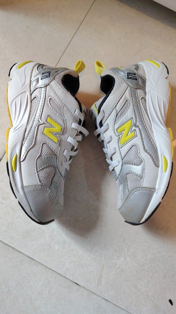 New Balance 878 US1 19cm (Category: Babies & Kids Fashion) located in Quezon City. Submitted by waemierrie (Listing ID 1467473351, Image 3). Description: Original NB 878 Kids Us1 19cm May flaw siya sa sockline please see last photo, and may fade sa silver part sa toe ox/harapanng shoe. Other than that signs of usage Lang and no major issue New Balance 878 sneakers in white, silver, and yellow colorway. Mesh and synthetic leather upper, chunky whi