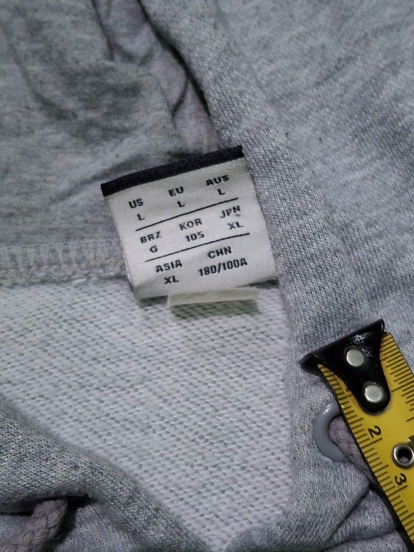 New Balance Hoodie (Category: Hoodies) located in Manila. Submitted by darth3pter (Listing ID 1465123848, Image 3). Description: Dimes 24x29 Lrg Issue seen on last pic, minimal lints.