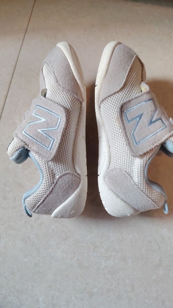 New Balance US7 13.5cm (Category: Babies & Kids Fashion) located in Quezon City. Submitted by waemierrie (Listing ID 1467465110, Image 3). Description: Original NB shoes. Easy to put on and color is baby blue. Signs of usage but already washed. This is US7 and fits 13.5cm feet. Please refer to pics for the complete size details... Sf is 44 via j&t Grey and light blue New Balance first baby shoes in size infant. Features a breathable mesh upper wi