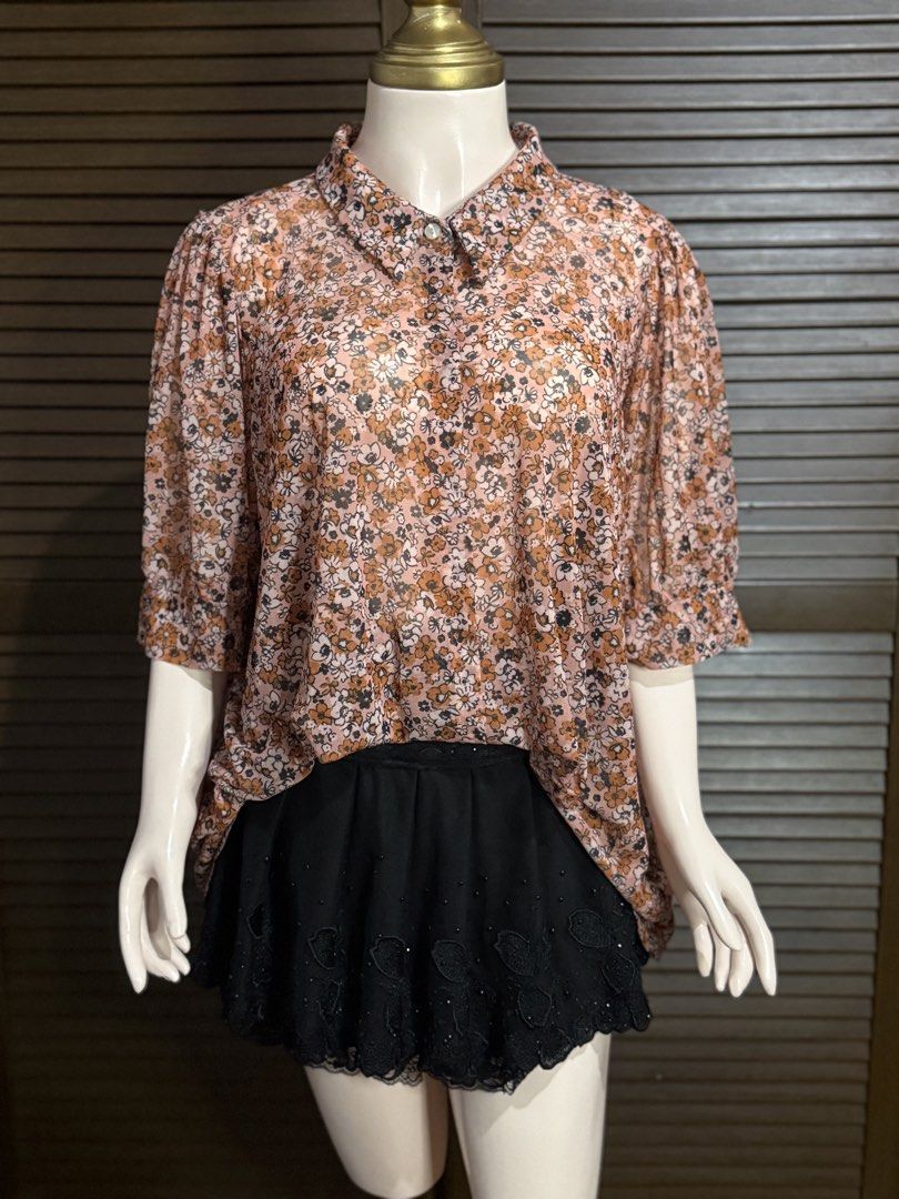 Next Floral Mesh Blouse Size 26 (Category: Blouses) located in Santiago. Submitted by jy.collection (Listing ID 1467390096, Image 3). Description: - Brand: Next - Size: Plus Size 26 - Design: Peach and orange tones with all-over micro floral print - Details: Classic collar neckline, button-front closure, and half sleeves with slight gather - Fabric: Sheer, stretchy mesh material - Condition: Excellent / Ready to wear.