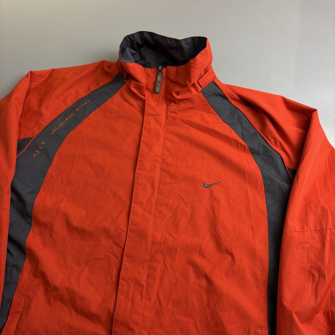 NIKE ACG (Category: Activewear) located in Taguig. Submitted by the_rare_edit (Listing ID 1467530981, Image 2). Description: DIMENSIONS: 24x28 ISSUE: no hood, need wash COLOR RATE: 9.8/10 CONDITION: Excellent condition .