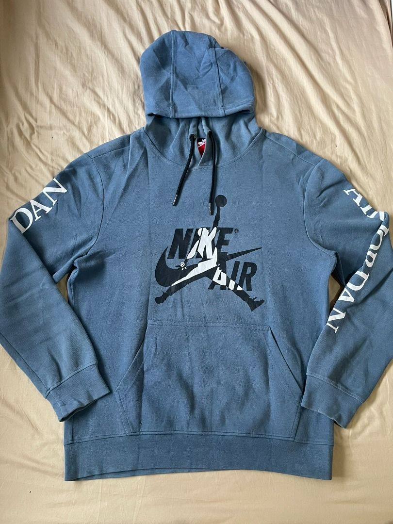 NIKE AIR JORDAN HOODIE JACKET (Category: Coats, Jackets and Outerwear) located in Manila. Submitted by ako.si.lemmor (Listing ID 1461842221, Image 1). Description: This item is off/legit since thrifted, manage your expectation. Dimes: 20.5X27.5 (L-XL) Color rate: 8.5/10 Issue: Slight fade Ship at your own cost or pickup Mandaluyong..