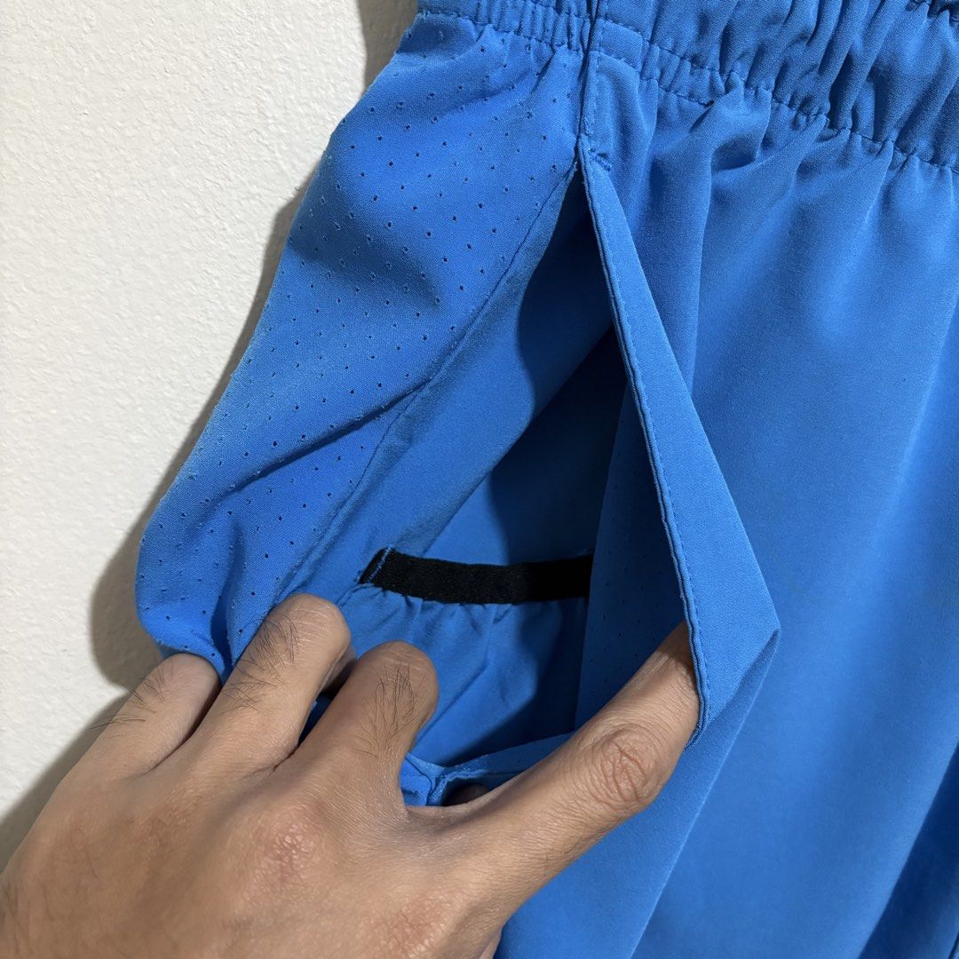 NIKE ATHLETIC SWOOSH LOGO RUNNING SHORT (Category: Shorts) located in Manila. Submitted by AauuStin (Listing ID 1467555766, Image 3). Description: •XL •Waist32 L20.5 •Excellent Condition.