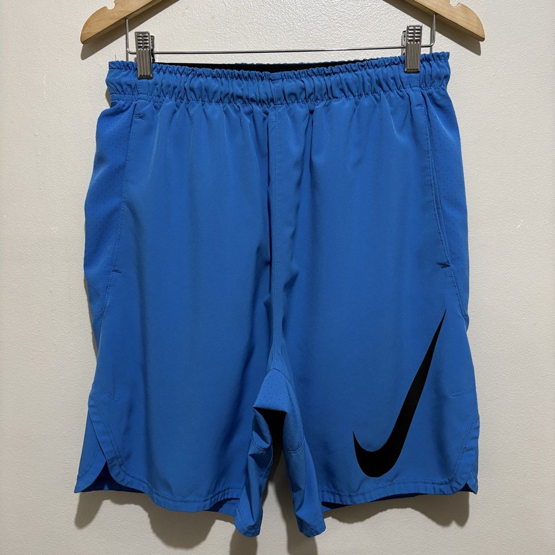 NIKE ATHLETIC SWOOSH LOGO RUNNING SHORT (Category: Shorts) located in Manila. Submitted by AauuStin (Listing ID 1467555766, Image 1). Description: •XL •Waist32 L20.5 •Excellent Condition.