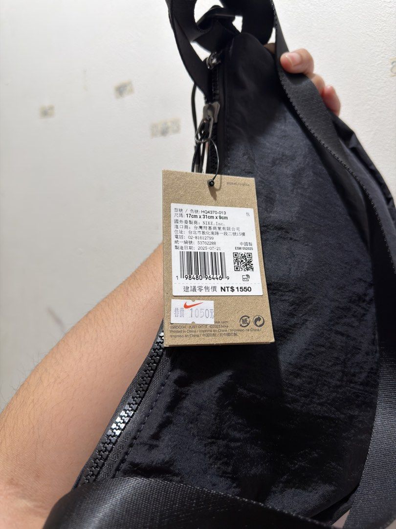 Nike Aura Crescent Cross Body Bag (Category: Cross-body Bags) located in Makati City. Submitted by sofiaannedvr (Listing ID 1467511593, Image 3). Description: •Black Nike crossbody bag with silver metallic Swoosh logo on the front. •Durable nylon material with thick black adjustable strap. •Main zip compartment and interior zip pocket inside light grey lining. •Practical everyday sling bag size. •Never been used. Bought from Taiwan last August 20