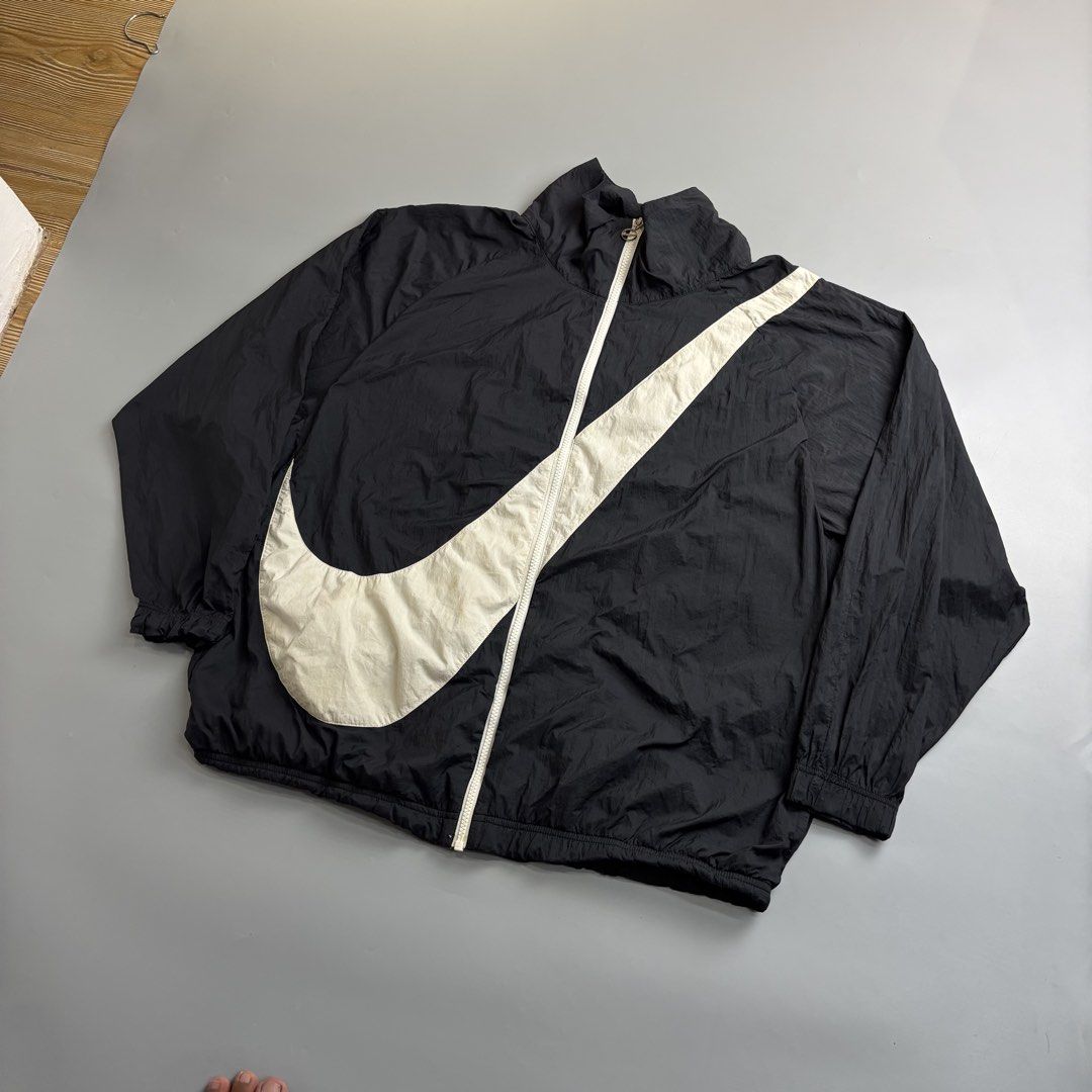 NIKE BIG SWOOSH (Category: Activewear) located in Taguig. Submitted by the_rare_edit (Listing ID 1467529211, Image 2). Description: DIMENSIONS: 25x28 ISSUE: super liit na pinhole sa sleeve COLOR RATE: 9.8/10 CONDITION: Excellent condition .