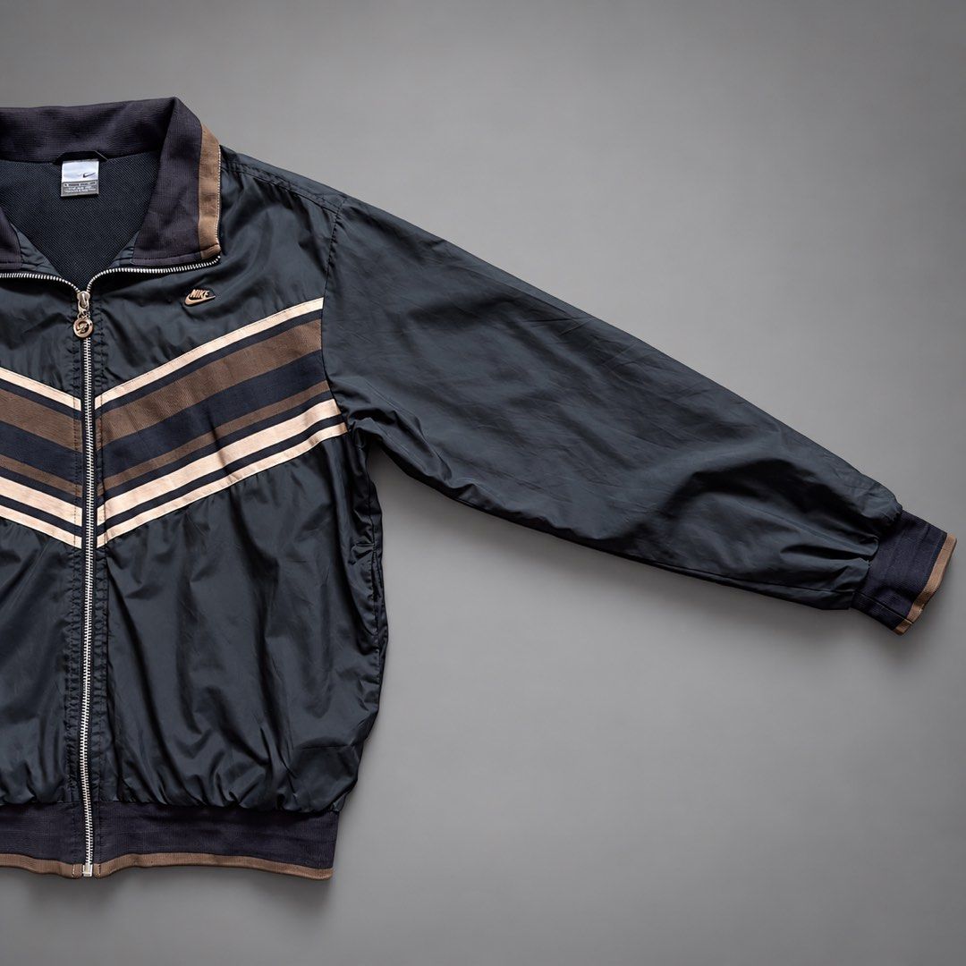 NIKE FULL-ZIP JACKET (Category: Coats, Jackets and Outerwear) located in Taguig. Submitted by clarrk95 (Listing ID 1467461088, Image 3). Description: Nike Full-Zip Jacket Size: Medium (tag) Length: 24inches Width: 20inches Sleeve: 19inches PRICE: ₱600 ONLY! ✅ very good condition ✅ add shipping fee ✅ ignoring LP inquiry Shipping: Lalamove | J&T | LBC Location: Taguig📍 Payment: Gcash | Bank | Cash FB: THRFT IG: thrft_25 DM for more detailed pics.�