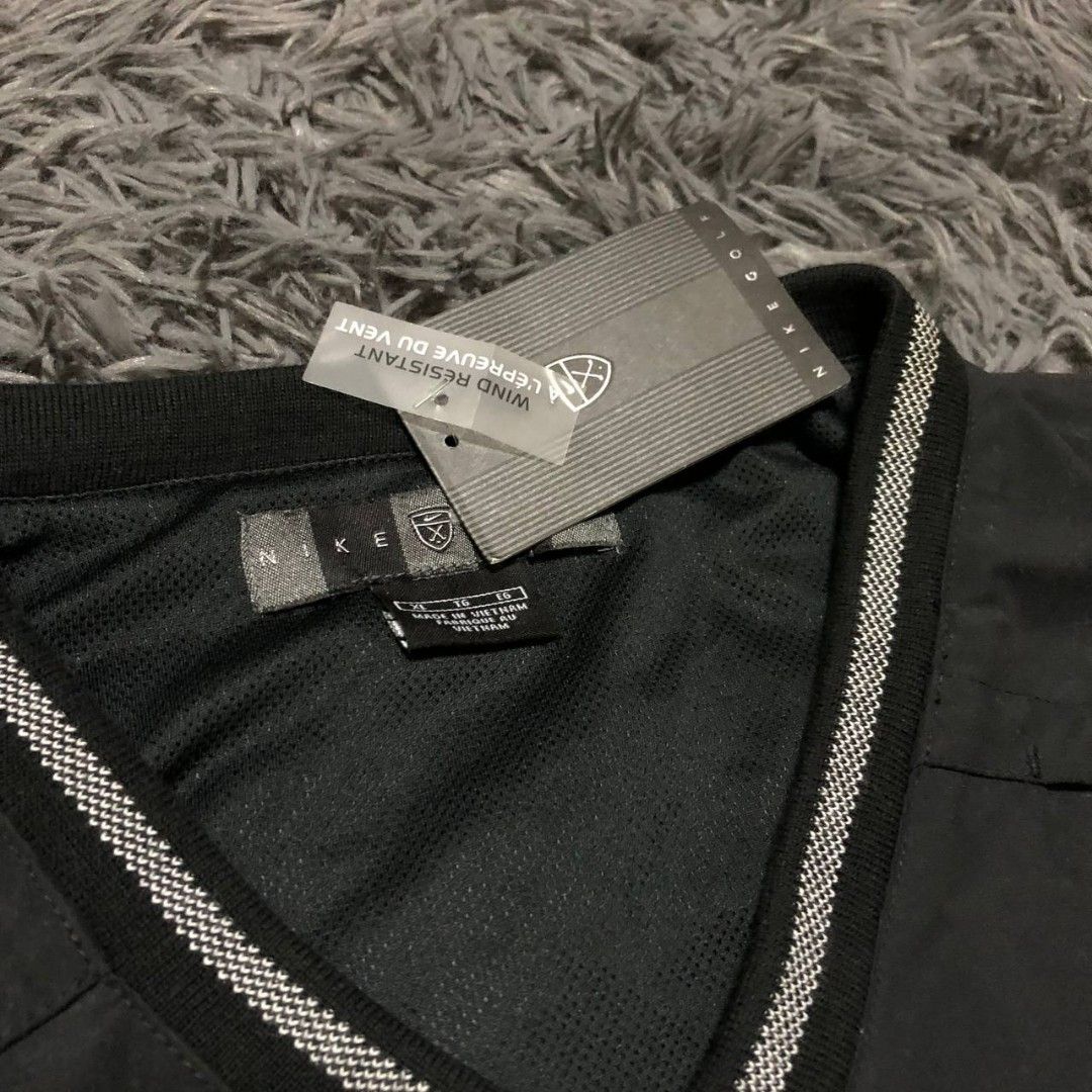 Nike Golf Windbreaker (Category: Activewear) located in Camiling. Submitted by thriftscape2024 (Listing ID 1467558829, Image 2). Description: Excellent Condition Color rate: 9/10 Issue: ❌❌❌ Dimes: W26xL28.