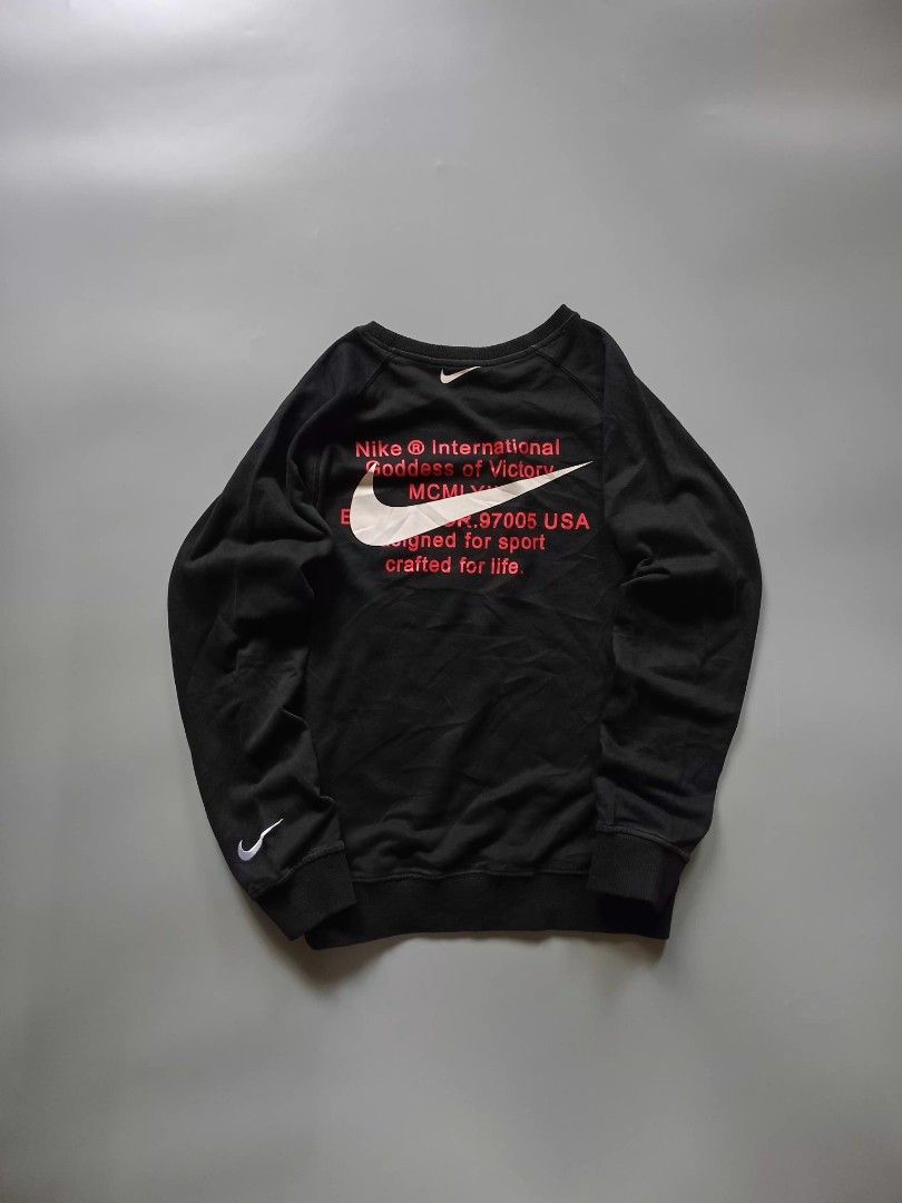nike international sweatshirt (Category: Coats, Jackets and Outerwear) located in San Isidro. Submitted by lagloots (Listing ID 1467375756, Image 1). Description: nike international sweatshirt embroidered swoosh fits small - medium 📌model's reference: 5'7, 45kg DIMES (IN INCHES) LENGTH: 25 / WIDTH: 20 CONDITION: 9/10 [] COLOR RATE: 9/10 ISSUE: minimal cracks & hairlines.